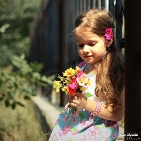 الي مشى بالسلام ورد
لا يقطع القلب من عرقه
اشوفلي ورد شايل ورد
يا عجبة الله في خلقه

#نعيم_عابد
#شعر
#كسرات