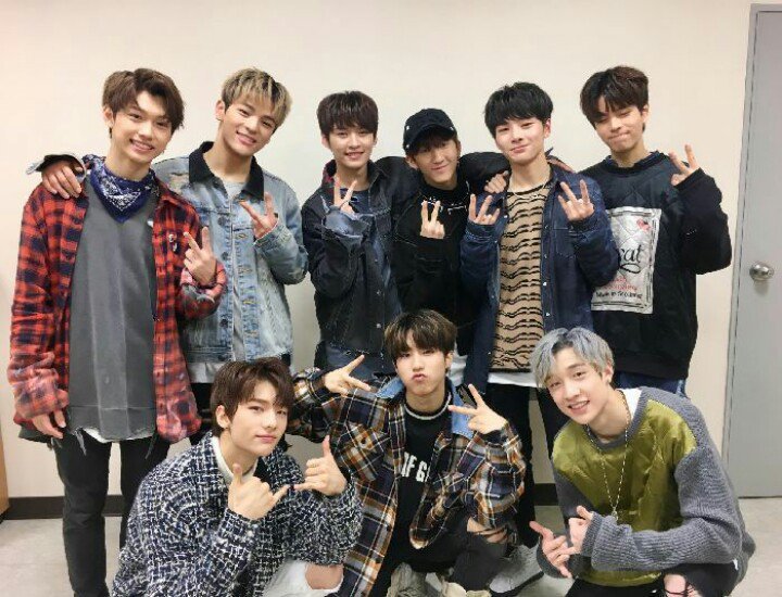 H_IN0802's tweet photo. 1ปีแล้ววอยู่ด้วยกันไปนานๆเลยนะ จะอยู่สนับสนุนแบบนี้ตลอดไป จะให้กำลังใจตลอดไป ทำงานหนักก็พักผ่อนบ้างนะ ดูแลสุขภาพกันด้วย ปีที่แล้วทำงานกันหนักมาเลยใช่มั้ย ปีนี้มาเริ่มต้นปีที่2ไปด้วยกันนะ จะอยู่ข้างแบบนี้ตลอดไปเลยนะ ขอบคุณที่ทำงานหนักนะ
사랑해.
#StrayKids1stAnniversary 
#straykids https://t.co/qV7gCRWV80