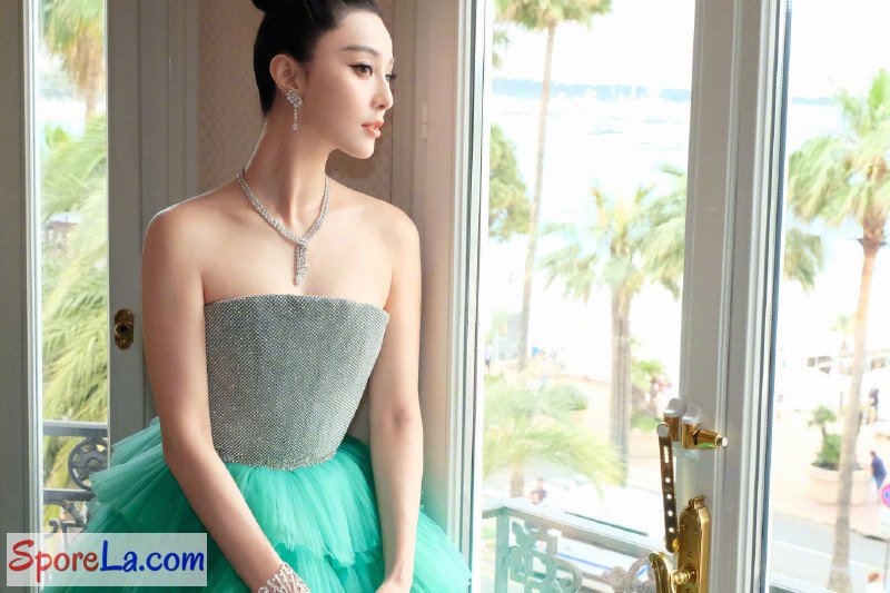 SingaporeLa's tweet photo. #FanBingbing makes comeback with movie #她杀(#Tasha)#ThePerfectBlue despite 3yr ban

https://t.co/15bg5ISL3r

#范冰冰 https://t.co/pwcOQlxUrL