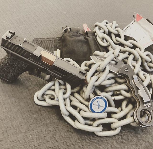 #edc (Every Day Carry). #pocketdump. This is what I carry: Shadow System’s SS9C, Emerson CQC7, Ankle First Aid Kit by Ryker Nylon Gear, that includes a SOF-T, HyFin chest seals, and a chest meddle decompression kit. Oh yes, and a Masada Tactical challeng… ift.tt/2CDuG4q