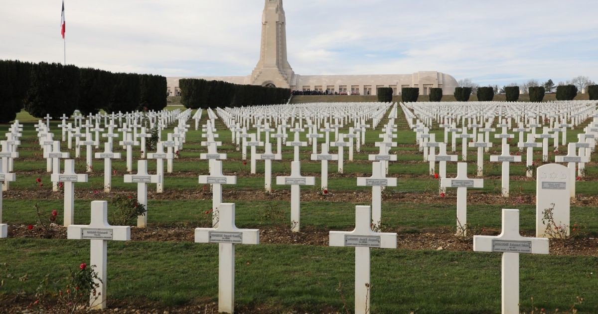 Le_NouvelObs's tweet photo. Non, la bataille de Verdun n'est pas "supprimée" des programmes du lycée https://t.co/tYADopfcS5 https://t.co/13pFsxpZEq