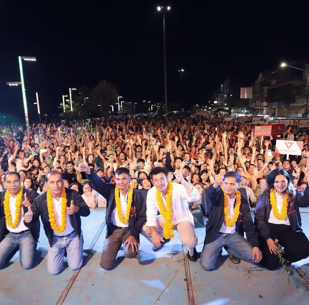 KumJiraphon's tweet image. พรรคอนาคตใหม่ นี้เริ่มจากศูนย์จริงๆอ่ะ ตอนแรกไม่มีคนสนใจ ไม่มีใครรู้จัก จนพิสูจน์ตัวเอง มีความจริงใจอยากจะพัฒนาประชาติให้เจริญก้าวหน้า เสนอนโยบายต่างๆ จะชมแค่คุณธนาธรคนเดียวก็ไม่ได้ ลูกทีมก็เป็นกำลังสำคัญที่ขับเคลื่อนพรรค
#ThailandElection2019