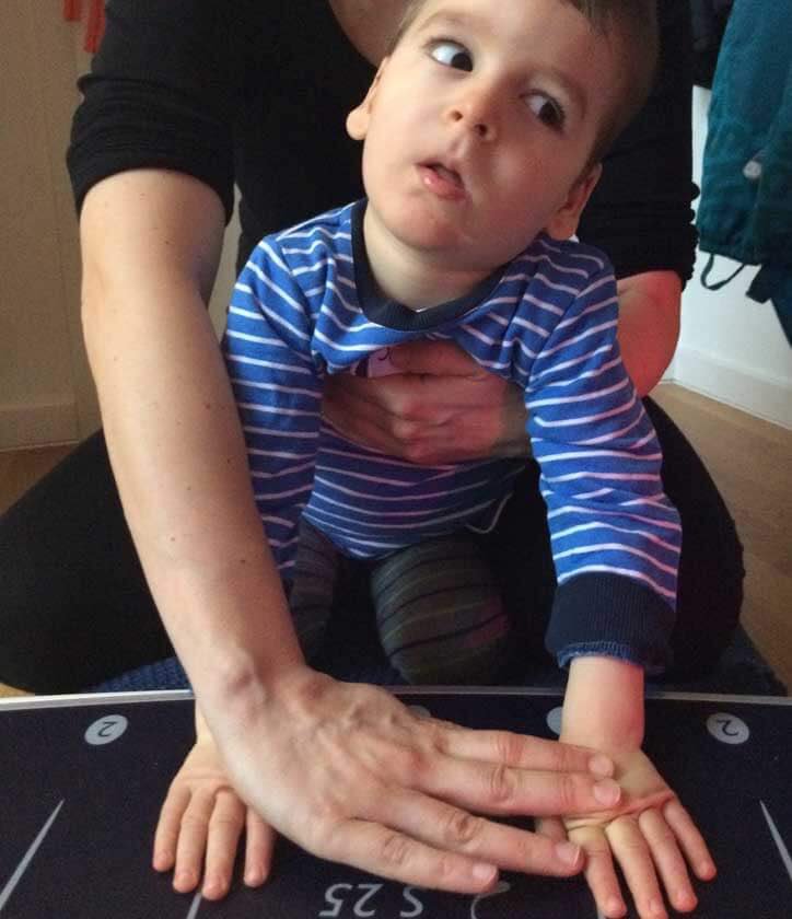Ein Galileo für Leopold: Der zwei Jahre junge Kämpfer wurde mit einer Gehirnfehlbildung geboren. Dank eines speziellen Gerätes kann er nun zusätzlich zur Therapie zuhause trainieren.💚

Wir drücken Leo die Daumen, damit sich bald Fortschritte zeigen!

📝 tonikroos-stiftung.de/blog/artikel/n…