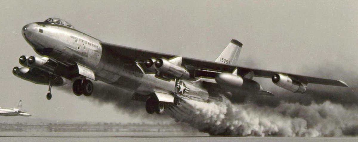 TRUFAULT's tweet photo. Bombardero Boeing #B47 #Stratojet y su sistema "JATO" (Jet assisted take off) que servía para ayudar al avión en el despegue, estando éste totalmente cargado de bombas.🇺🇸
@usairforce @Ninja998998 #History #historia @EjercitoAire https://t.co/eOMEdpPPN3