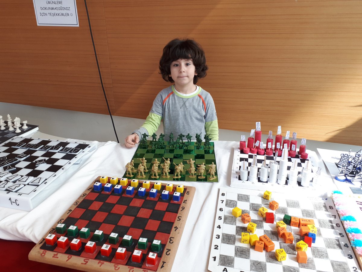 Öğrencilerimiz hayallerindeki satranç takımlarını yaptı.