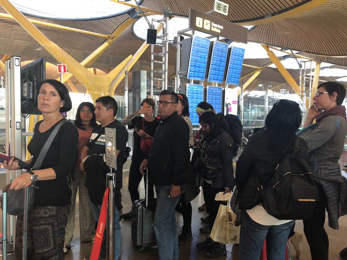 MAliciaMartinez's tweet photo. .@Iberia @aena apenas dos personas para atender a decenas de personas que perdieron su conexión por retraso de vuelo desde Perú. Una entiende problemas técnicos, pero desidia hacia los clientes es una verguenza... y responder que están acostumbrados a las quejas... peor aún! https://t.co/fvn7fwR7aH