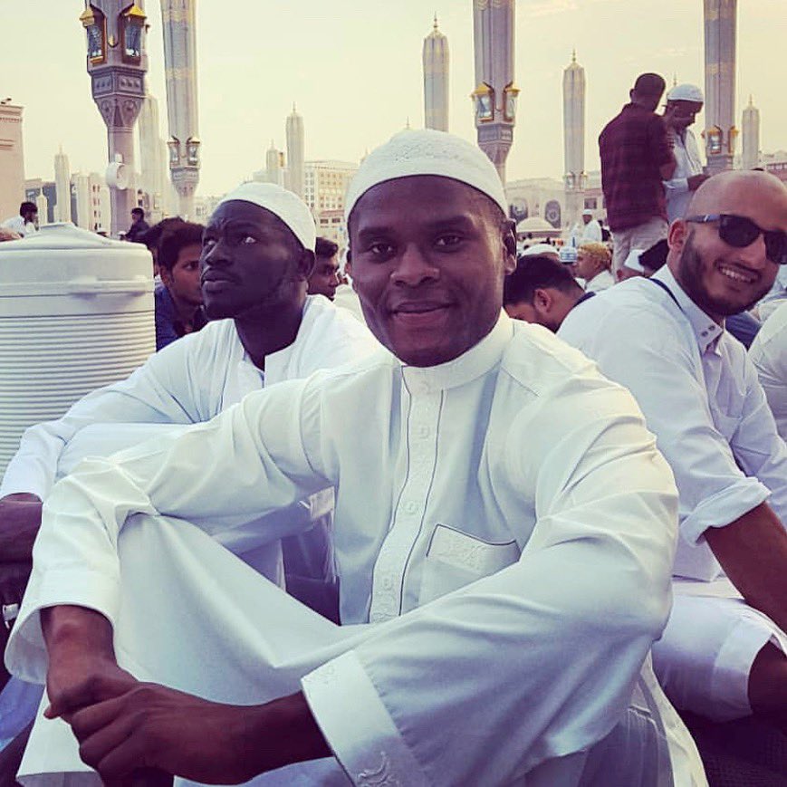 IdrisSultan's tweet photo. Pichani hapo ni kijana @Samagoal10 akiwa amevaa moja ya kanzu 1,576,880 alizowavalisha Uganda 🇺🇬 leo. https://t.co/JRIFIfLp2M