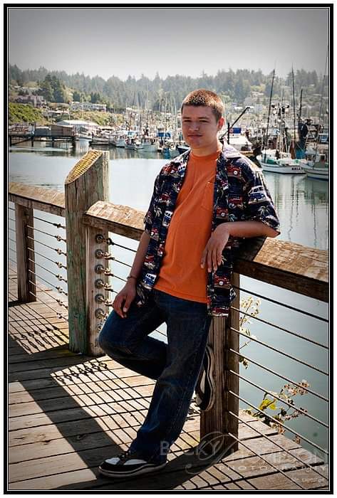 thatzaiguy's tweet photo. Facebook memories reminding me that eight years ago, I was still a baby. And that the cooler you try to stand, the dorkier you look! https://t.co/BFjKkvxUyn