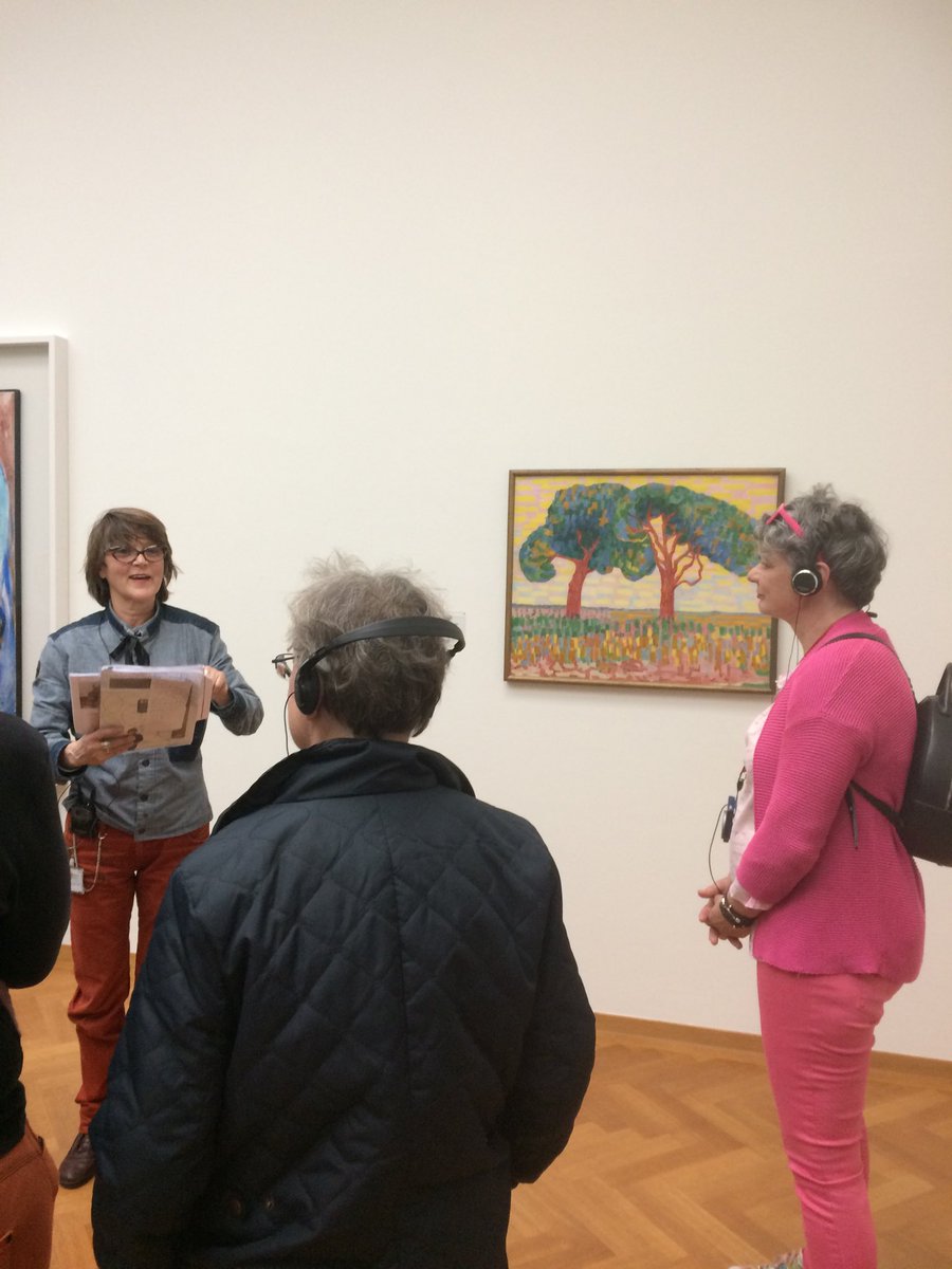 Met 25 (senioren) vrouwen hebben we door een roze bril gekeken naar vrouwelijke kunstenaars in het gemeentemuseum. O.l.v. enthousiaste gids. 
@LHBTQia <a href="/HaagsOntmoeten/">Haags Ontmoeten</a>⁩ ⁦<a href="/Mooiwelzijn/">Mooi welzijn</a>⁩ ⁦@XtraWelzijn⁩ ⁦<a href="/JolandaSmolders/">Jolanda Smolders</a>⁩ (dank voor organisatie)