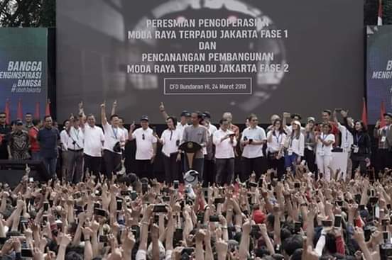 ronavioleta's tweet photo. Tolong min @bawaslu_RI

Ini diperjelas. Acara peresmian MRT, @jokowi sdg sebagai 
presiden atau capres? 
Kok ada kode jari di panggung ?
Cc @KPU_ID 
#IndonesiaCallsObservers https://t.co/BnbBeblAoG