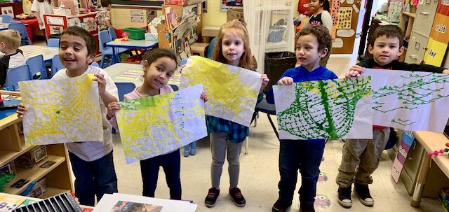 CarlenaSheeran's tweet photo. Is it science? Is it art? 🤔 One thing we know is that it is fun &amp; we are learning! 👍🏽 Emily Wilcoxson’s preschoolers @NorthParkKids learned about potential &amp; kinetic energy while using a pendulum to paint. 🎨 #HCSPreschool #HCSStrongerTogether #STEAM  #MessyLearning https://t.co/GruzG3eiHe