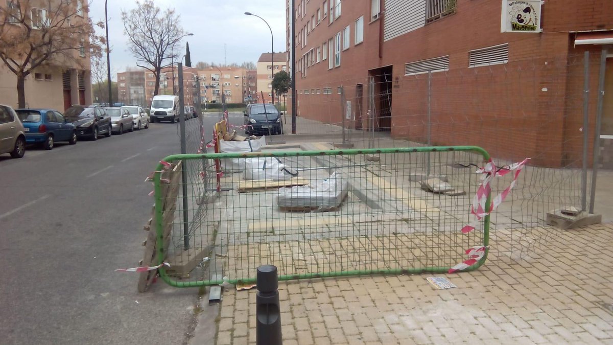 IMPULSAGETAFE's tweet photo. Hace 3 semanas se terminaron las obras de eliminación de contenedores soterrados en la calle Guanabacoa #Getafe, sin que se hayan pasado a retirar los elementos de la obra (materiales y vallas) ni se haya abierto al uso el espacio para los vecinos.
@LymaRedsocial https://t.co/Q1vQFoXKSI