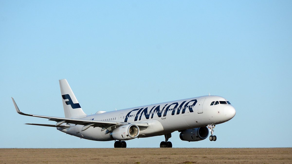 Esa_Juntunen's tweet photo. "Look at my take-off thrills, we're about to see windmills", said the #Finnair #Airbus #A321 heading to #Amsterdam from #HelsinkiVantaa. #planespotting #aviation #airplanes #EFHK #paxex #randomtakeoffs https://t.co/WiCy2yPCwz