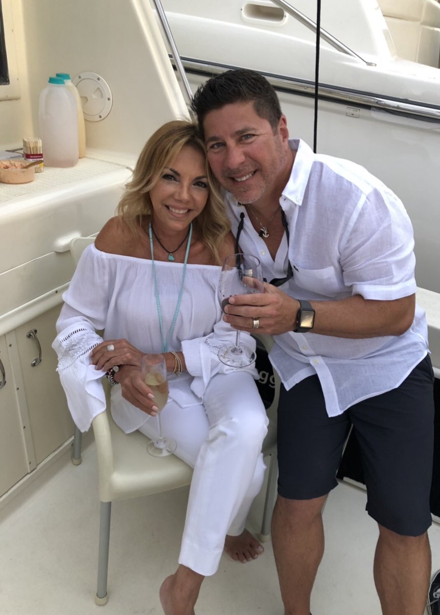 raymondarrieta's tweet photo. Hoy cumple esta gran mujer , mi amiga del alma Dagmar. 😘🍾 Te quiero mucho😘 https://t.co/SzDpiOQMw8
