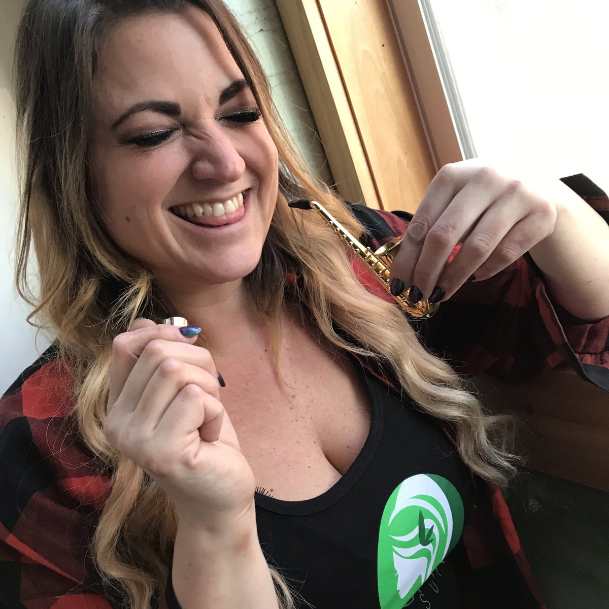 GreenGoddessSup's tweet photo. It is impossible not to have fun with the Deluxe Sax Pipe! https://t.co/wT2cm7WYjN #saxophone #saxpipe #saxophonepipe #wfayo #dope #thatsdope #cannabiscommunity #maryjane https://t.co/h5koV9kubb