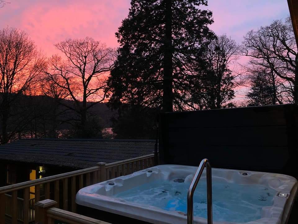 71TinaWalker's tweet photo. There's something about sitting in a hot tub in the Lakes at 8:30pm #fallbarrow #chilled #lodge #friends https://t.co/zXHB0tkbjn