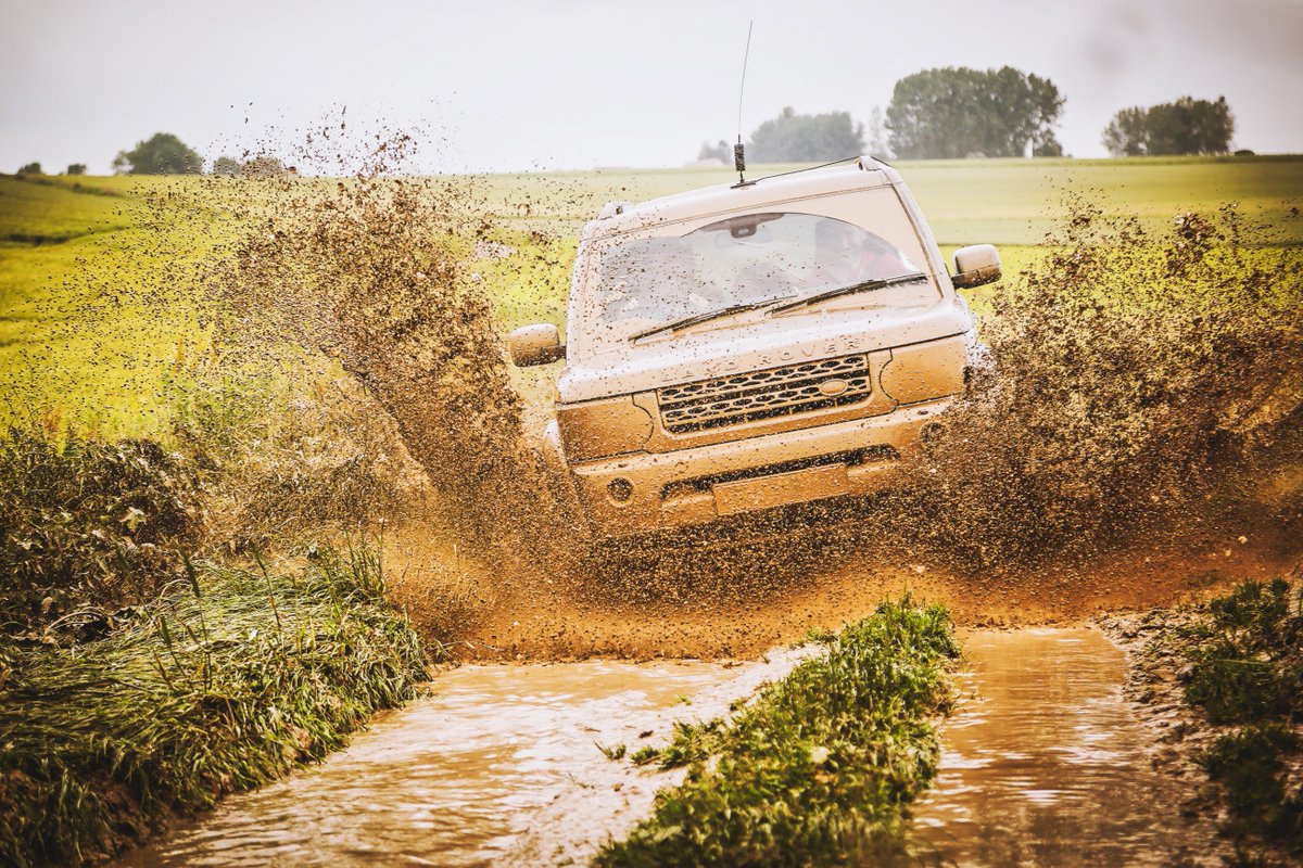 Hieth's tweet photo. More #photos of how to #Mud & #Dirt all over your #4x4 from a #throwback trip to #france ! @landrover @goprouk #landroverdiscovery #landroverphotos #onelifeliveit #getoffthetarmac #getofftheroad #landroversofinstagram #landroverdiscovery4 #adventuretime #adventure #watercrossing https://t.co/ANBmyrCs2S