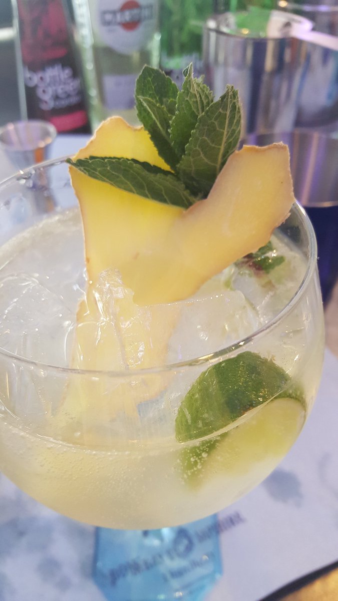 GillPerkinsCopy's tweet image. Lovely way to spend a sunny birthday afternoon - cocktail-making  @BombaySapphireB. Now for the home-made martinis... #bombaydistillery #birthdaygin #perfectday