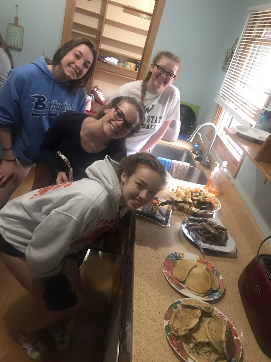 kerry_brennan4's tweet photo. Breakfast was a HIT! A perfect way to start a Sunday morning together 🥞🥓🍇🍓🥓🥞 #spf97 @softball_athens https://t.co/lXZPTyR165