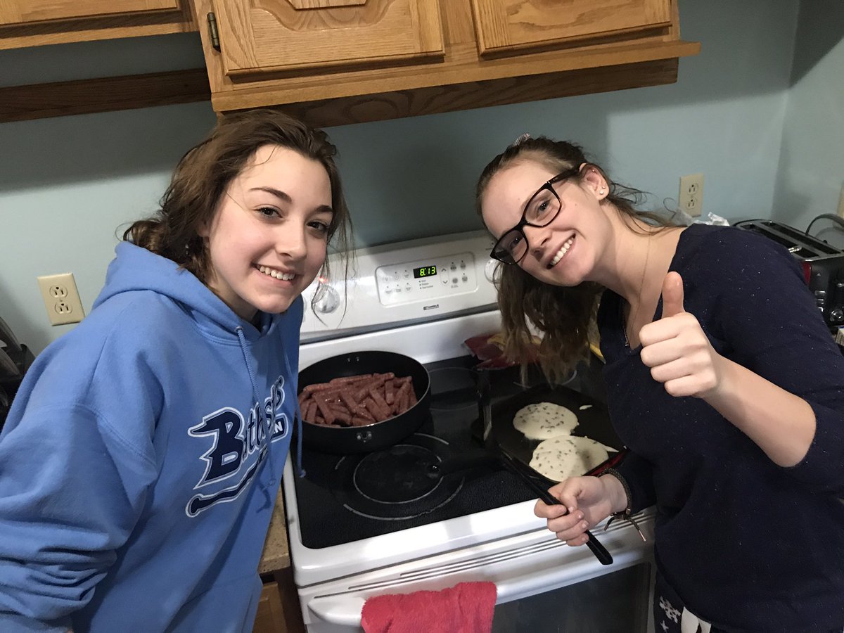 kerry_brennan4's tweet photo. Breakfast was a HIT! A perfect way to start a Sunday morning together 🥞🥓🍇🍓🥓🥞 #spf97 @softball_athens https://t.co/lXZPTyR165