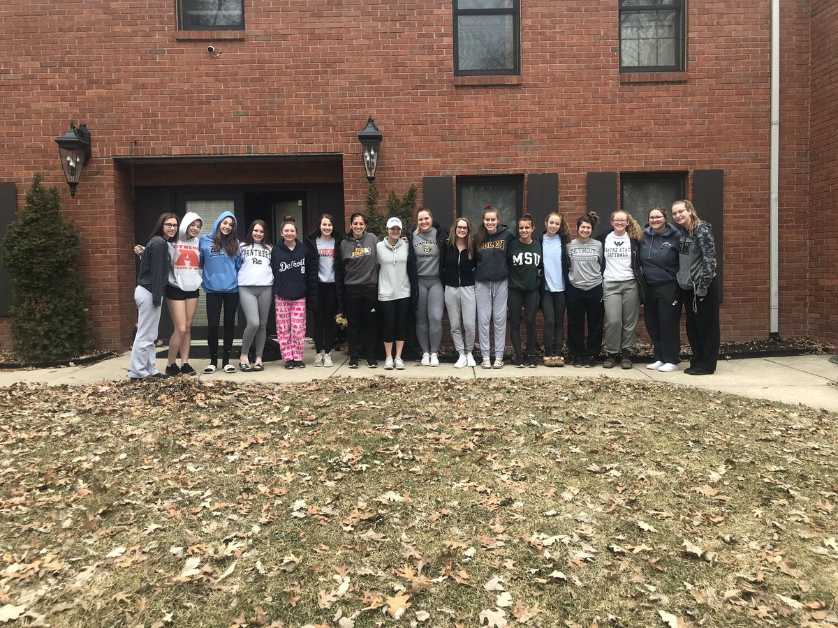 kerry_brennan4's tweet photo. The Inaugural @softball_athens Team Retreat was a success! Our awesome girls spent the weekend together on Lake Huron, making memories & having fun before our 🥎 season officially kicks off on Wednesday. This sure is a special group of young women ♥️ Go Hawks! #spf97 https://t.co/dMxwFFVI5I