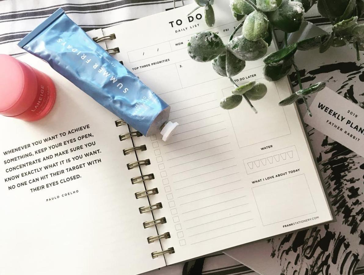 FRANKStationery's tweet photo. The only way to start the day with clarity and focus! Write down your to do list, get it out of your head, and get it done. <3 Photo by @vitaminseaedit https://t.co/lPMbqpwLJx