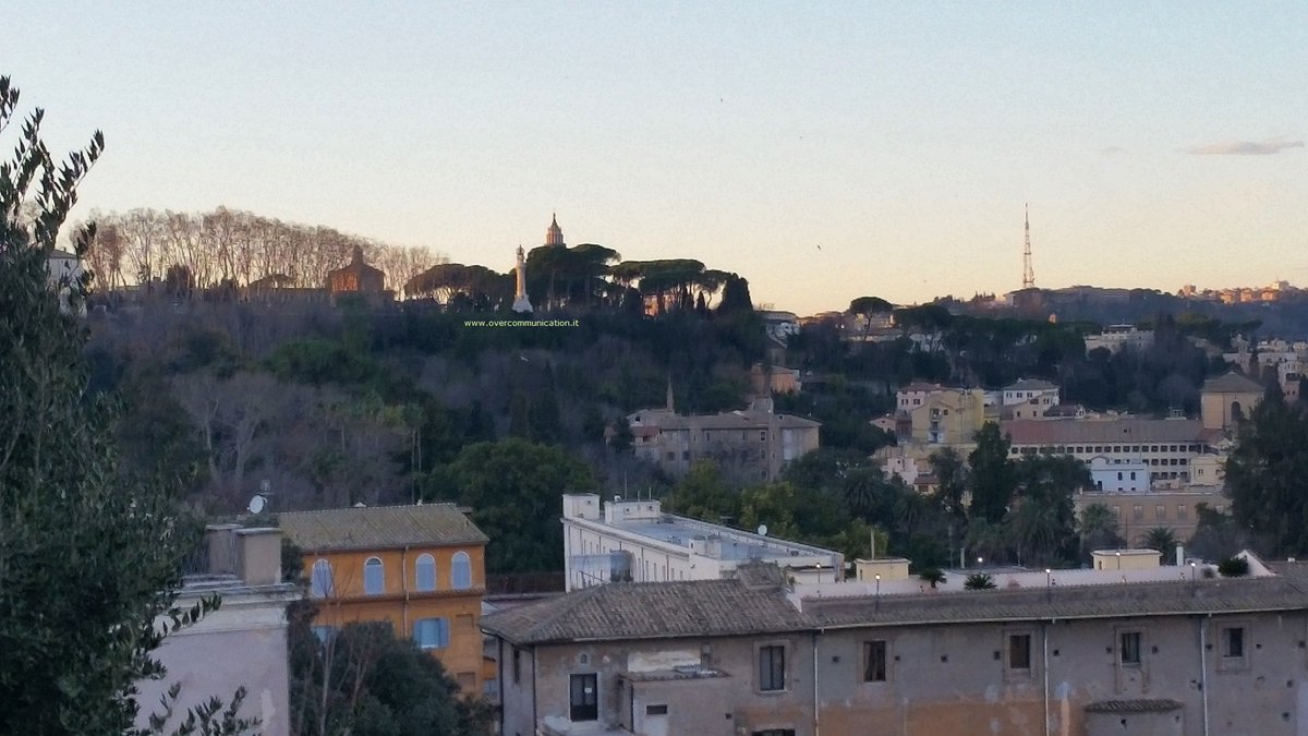 #Fotografia #Faro del #Gianicolo e #MonteMario visti da #S.PietroinMontorio prima del tramonto @SaiCheARoma @romasulweb @Turismoromaweb overcommunication.it/fotografia/fot…