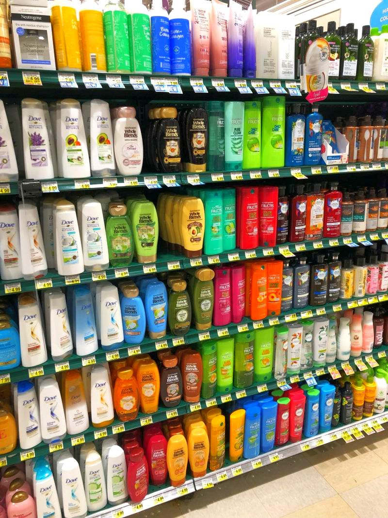How much #plasticpollution could be prevented if companies switched to a refill system (or bars! 🧼) for shampoo? 🤔 Do we really need a new bottle with every purchase?