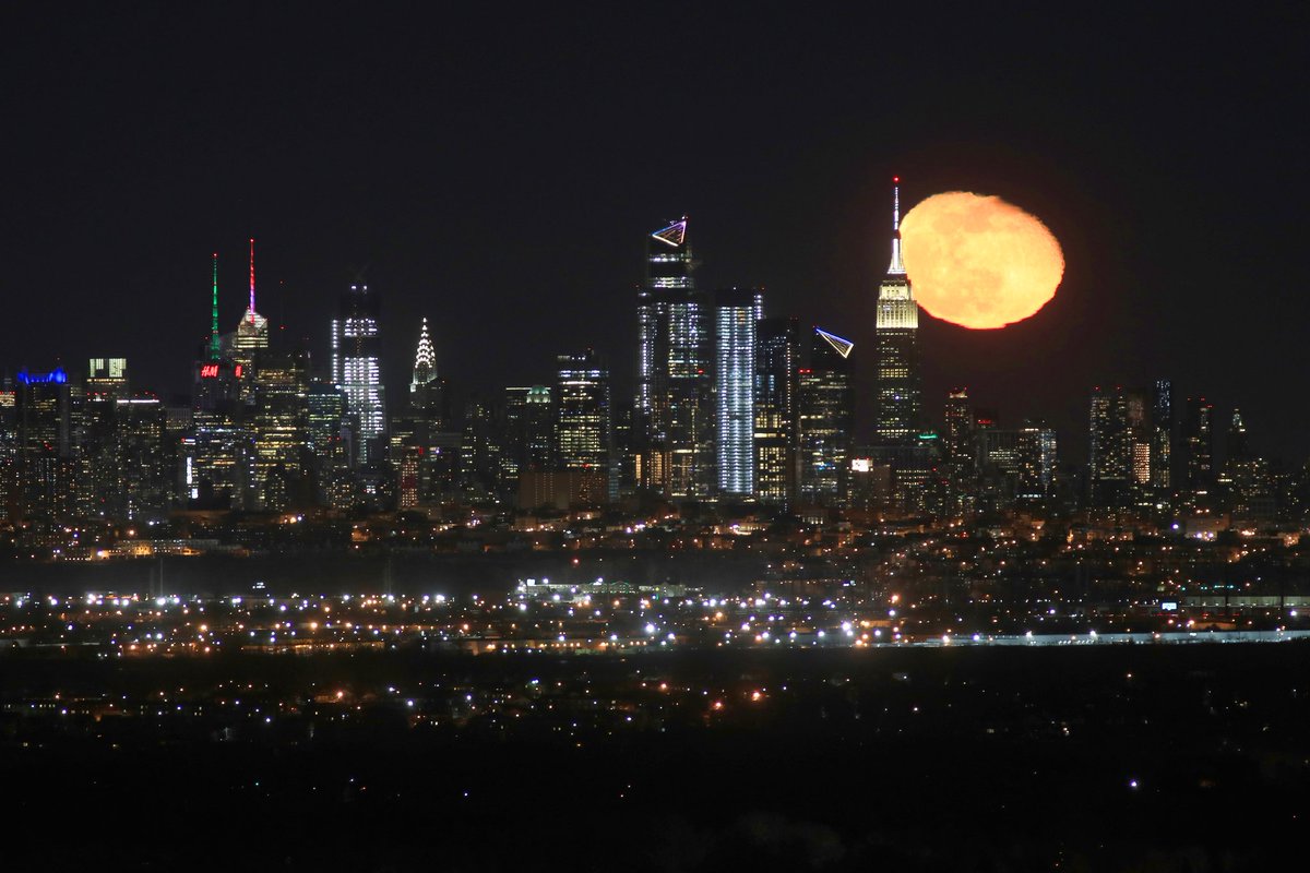 GaryHershorn's tweet photo. Last night's moonrise behind the Empire State Building in New York City seen from West Orange, NJ. #newyork #newyorkcity #nyc @EmpireStateBldg #moon @agreatbigcity https://t.co/p7ddJFVowT