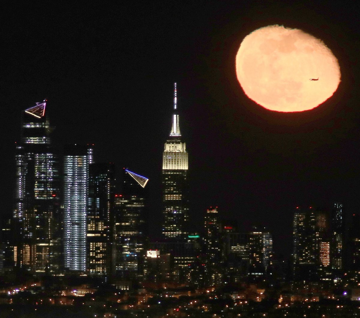 GaryHershorn's tweet photo. Last night's moonrise behind the Empire State Building in New York City seen from West Orange, NJ. #newyork #newyorkcity #nyc @EmpireStateBldg #moon @agreatbigcity https://t.co/p7ddJFVowT