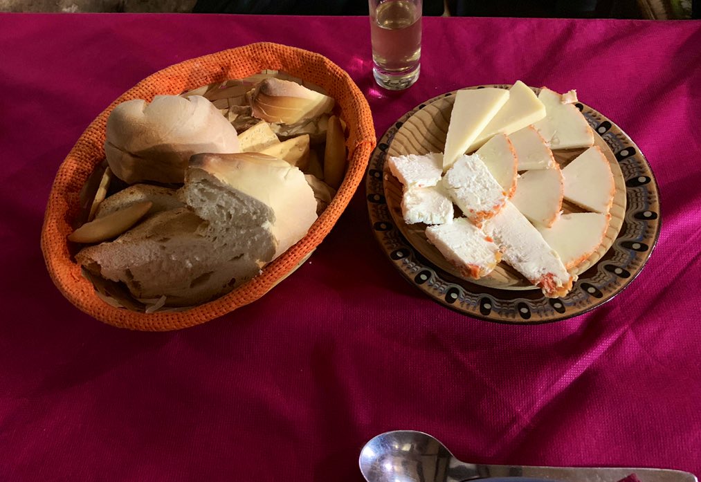 sanchezymiller's tweet image. Hemos inaugurado la #primavera en la Maravilla Rural de España: #RobledillodeGata. Donde los platos se riegan con el mejor #AOVE @DOPGataHurdes. Recordamos también nuestra visita a la magnífica finca de olivos que @oleosetin tiene en #Marchagaz.