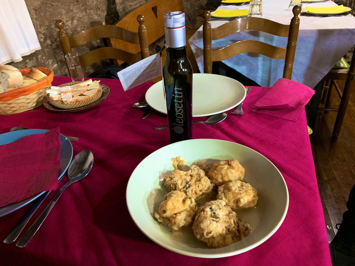 sanchezymiller's tweet image. Hemos inaugurado la #primavera en la Maravilla Rural de España: #RobledillodeGata. Donde los platos se riegan con el mejor #AOVE @DOPGataHurdes. Recordamos también nuestra visita a la magnífica finca de olivos que @oleosetin tiene en #Marchagaz.