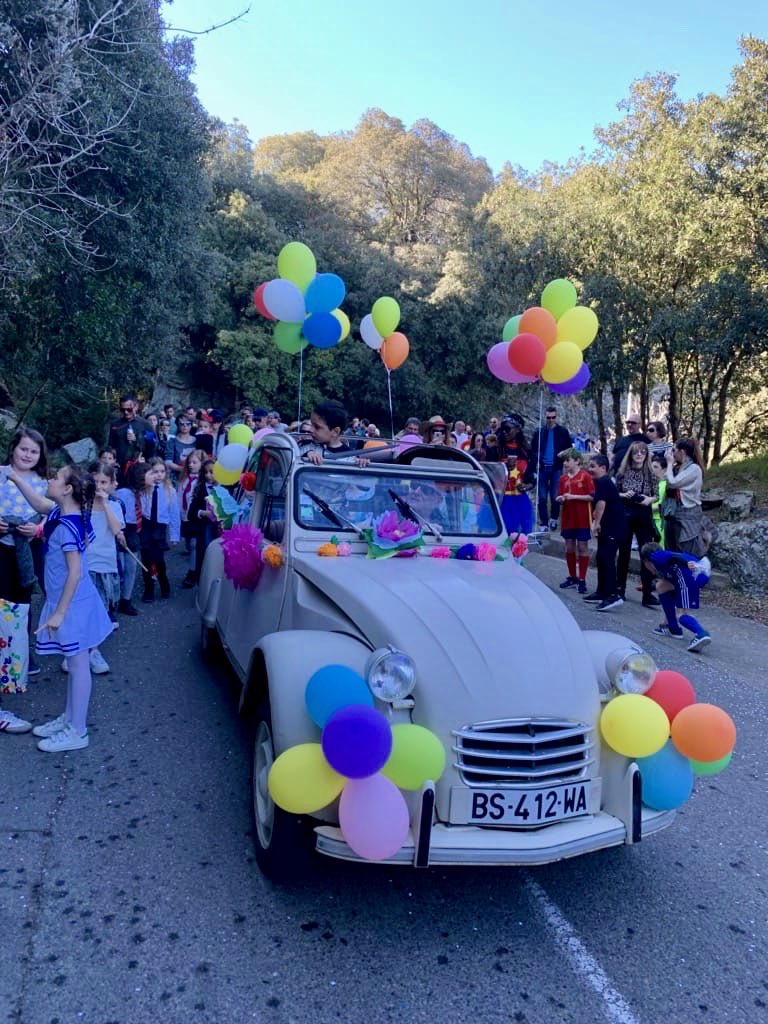 MaireVdp's tweet image. #festa di #veranu #carnaval à Ville di Pietrabugno ! Succès confirmé avec la désormais mythique 2cv Citroën de Fanfan.  Bravi zitelli 🎉
