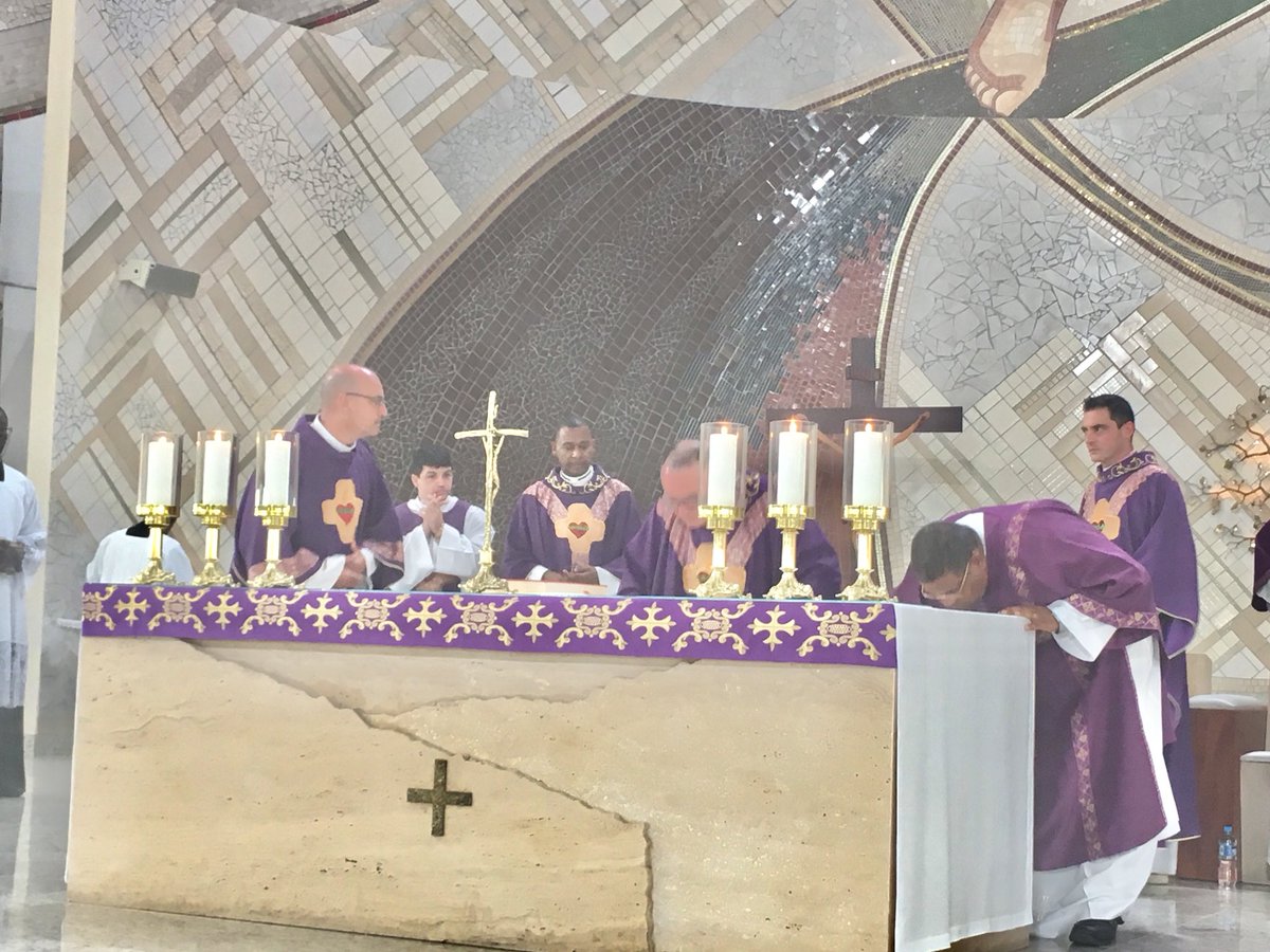 cancaonova's tweet photo. Acompanhe Santa Missa encerramento do Acampamento “Na Trilha da Cura” com a @bethania_peleo #encontronatrilhadacura #PeLeo #céu https://t.co/ZNoCWj4FPM