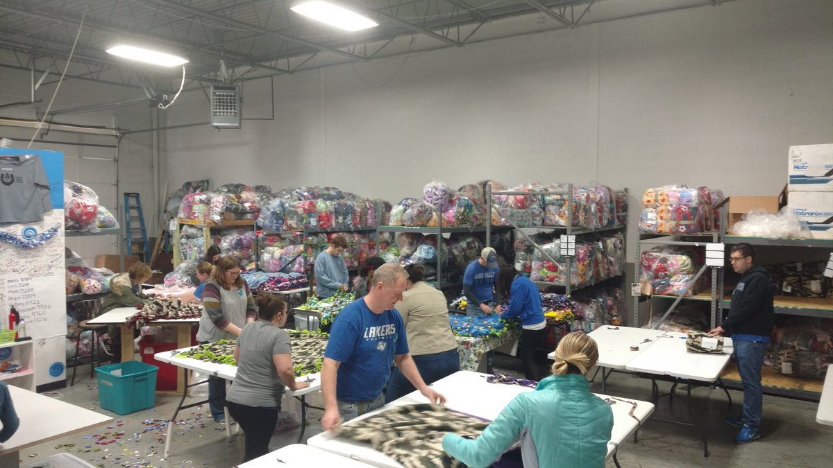 JamesonPGuinnes's tweet photo. Great way to spend a Sunday afternoon. #CommunityOutreachWeek @GVAlumDet making blankets for children in the hospitals at #FleeceandThankYou in Novi. A bunch of @GVSUalum working together. A couple @gvsufootball alum helping too. https://t.co/dfVYMQheMe