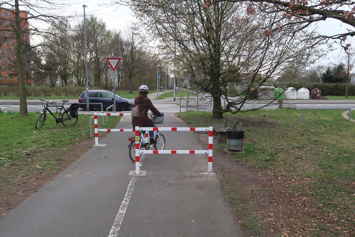 #Hannover hat mal wieder ein bisschen Infrastruktur für den Fuß- und #Radverkehr gebaut. Ungefähr so nützlich wie an den Brücken über den Messeschnellweg oder am Döhrener Turm. 🙄 #Kugelfangtrift #Drängelgitter #Umlaufsperren #Schikane #LustaufFahrrad? Nein, #keineLustaufFahrrad!
