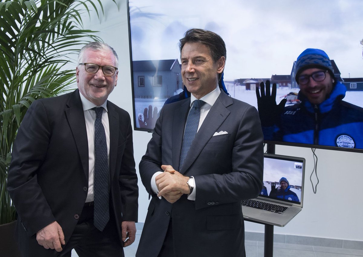 Palazzo_Chigi's tweet photo. Questa mattina il Presidente @GiuseppeConteIT, a Lecce per la cerimonia di firma dell'accordo tra Cnr ed Eni per la realizzazione di quattro laboratori nel Sud d'Italia, ha incontrato alcuni olivicoltori danneggiati della xylella. Qui le foto e i video: https://t.co/H0ROL7Accx https://t.co/VoLPCyEC8P