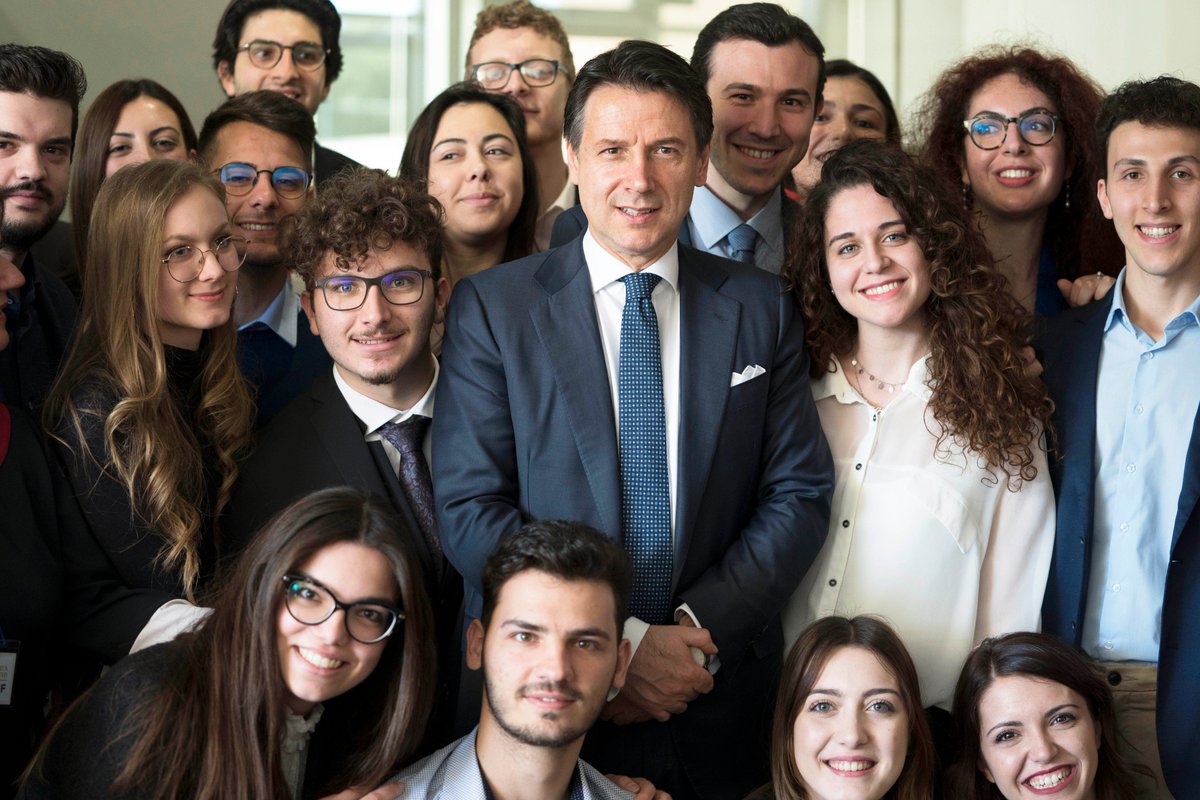 Palazzo_Chigi's tweet photo. Questa mattina il Presidente @GiuseppeConteIT, a Lecce per la cerimonia di firma dell'accordo tra Cnr ed Eni per la realizzazione di quattro laboratori nel Sud d'Italia, ha incontrato alcuni olivicoltori danneggiati della xylella. Qui le foto e i video: https://t.co/H0ROL7Accx https://t.co/VoLPCyEC8P