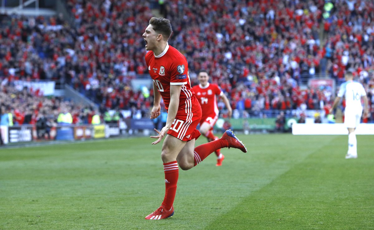 SwansOfficial's tweet photo. 💥⚽️ @Daniel_James_97 doing his nation proud...🙌💪

5⃣ minutes.
1⃣ st competitive start.
1⃣ st @Cymru goal.

🏴󠁧󠁢��󠁬󠁳󠁿 Da iawn, #DJ20. 👏 https://t.co/9lBevcyJFM