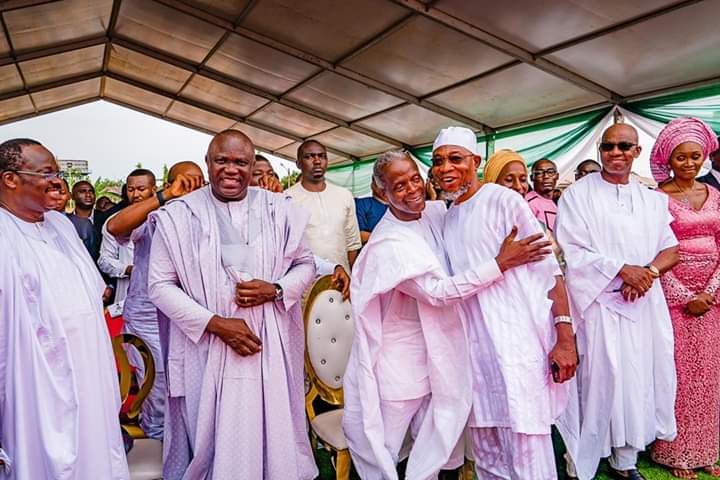 deraufs's tweet image. Governor Emeritus of Osun @raufaregbesola, Oyo state Governor @AAAjimobi and  @SenatorAkpabio attends a Thanksgiving Service in honor of the people's VP @ProfOsinbajo at his hometown Ikenne, Ogun State. 

#NextLevelConfirmed 

📸Tolani Alli