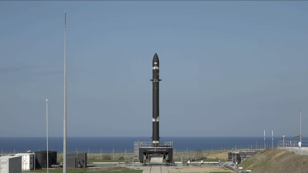 LOX fill is underway! Sections of Electron's distinctive black carbon body will soon start to turn white with icy stripes where liquid oxygen fills the tanks. ❄️🚀