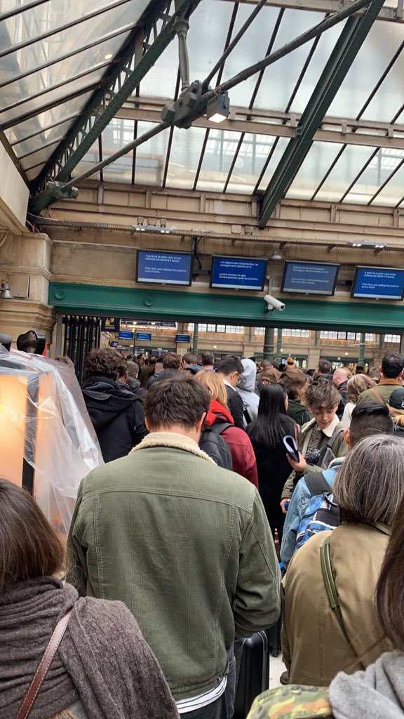 morganede_toi's tweet photo. @eurostar c’est normal de quitter Paris avec un train vide alors que des centaines de personnes font la queue pendant plus de 6 heures ? #ES9045 https://t.co/sVcDN71ErS