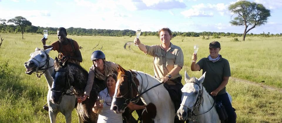AfricanBushCamp's tweet photo. Our first guests arrived into Somalisa Expeditions after a 5 night out-ride in Hwange National Park! What better way than to celebrate with champagne and 2 nights at a luxury camp? #LiveinCamp #HorseSafari
Ride with us on our next departure: https://t.co/2PID55o2cF https://t.co/RrEB6Lo46I