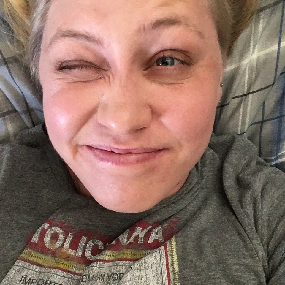 chachawhat's tweet photo. One of things I like doing, is to see if I look better with or without my glasses and realized I canβt see without my glasses lol
#lesbian #inglasses #whodat #alsobored #outofmygoddamnmind https://t.co/LuTuT64BWQ