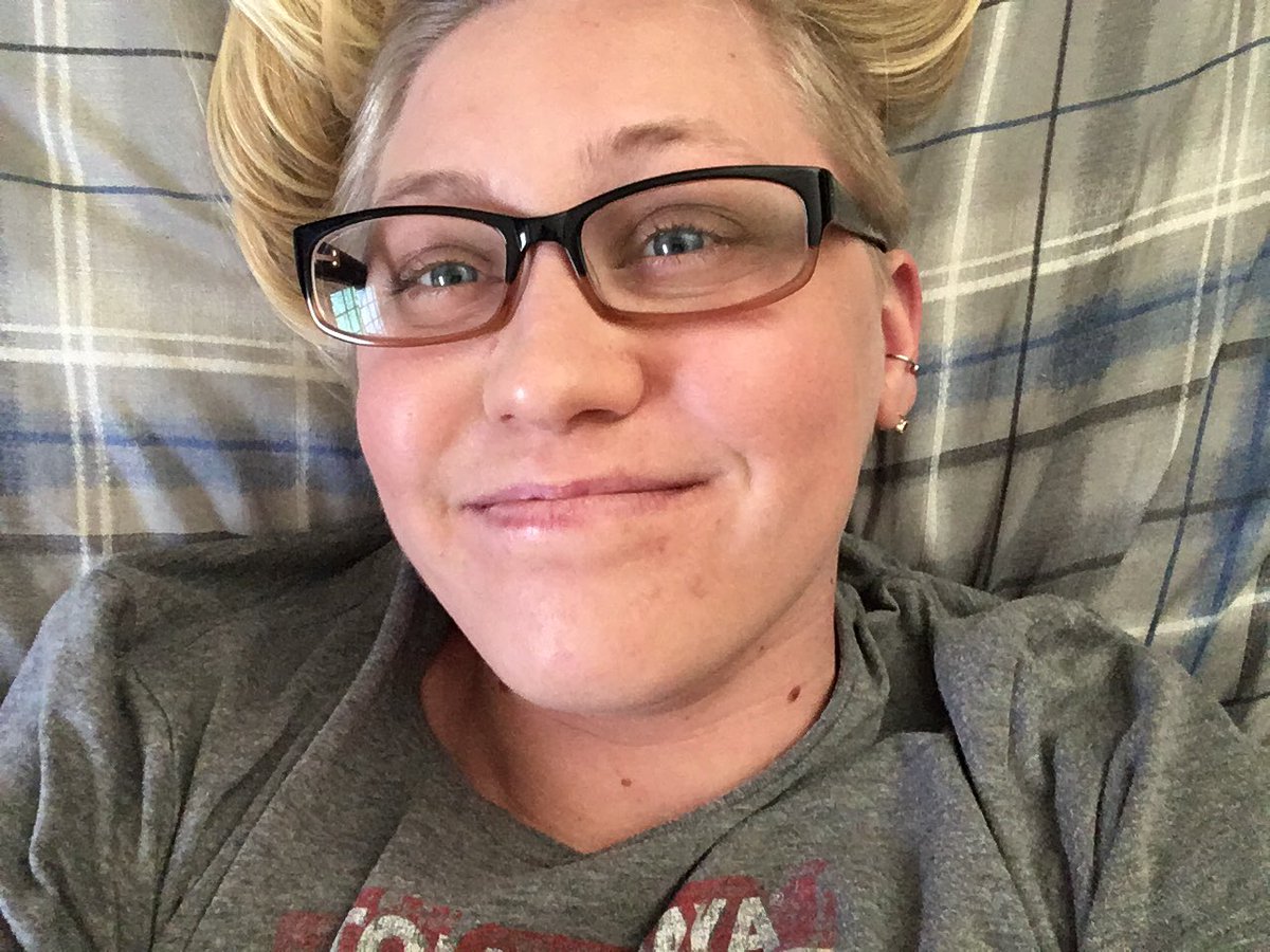 chachawhat's tweet photo. One of things I like doing, is to see if I look better with or without my glasses and realized I canβt see without my glasses lol
#lesbian #inglasses #whodat #alsobored #outofmygoddamnmind https://t.co/LuTuT64BWQ