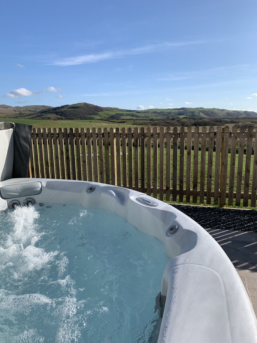 CwtCaron's tweet photo. Y Gwanwyn yn gryf heddiw a’r wyna yn ei anterth. 

Spring has definitely sprung today and lambing in full swing. #ceredigion #cambrianmountains #holidays #Glamping #MidWales #spring #lambing19 #countryfile https://t.co/6lhQCMIbdf