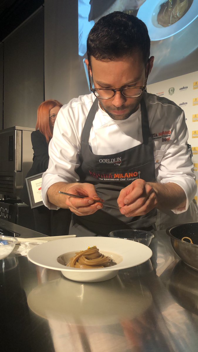 Pasta_Felicetti's tweet photo. Lo Spaghetto ai funghi di @Adriobaldo : nella cucina di Baldassarre l’essenza vegetale, tra brodi ed estratti, un mondo ancora tutto da esplorare. #memoriedipasta #IGmi19 #MonogranoFelicetti @identitagolose https://t.co/mI50zTaCWI