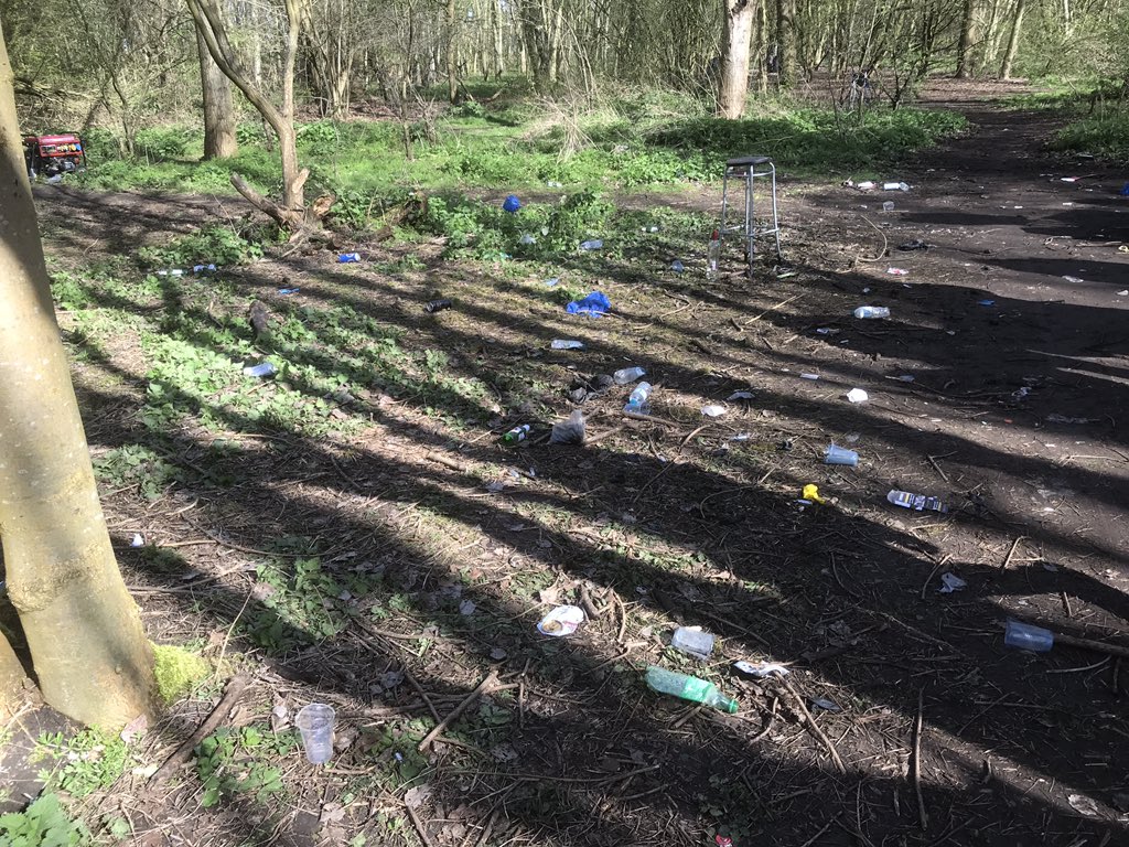 TM_Hackney's tweet photo. Unfortunately the rave going on right next to us was less concerned with the environment.
We persuaded some of the raves to bag up some of their rubbish.
#PlasticPopulation https://t.co/SMmWuHsnh8