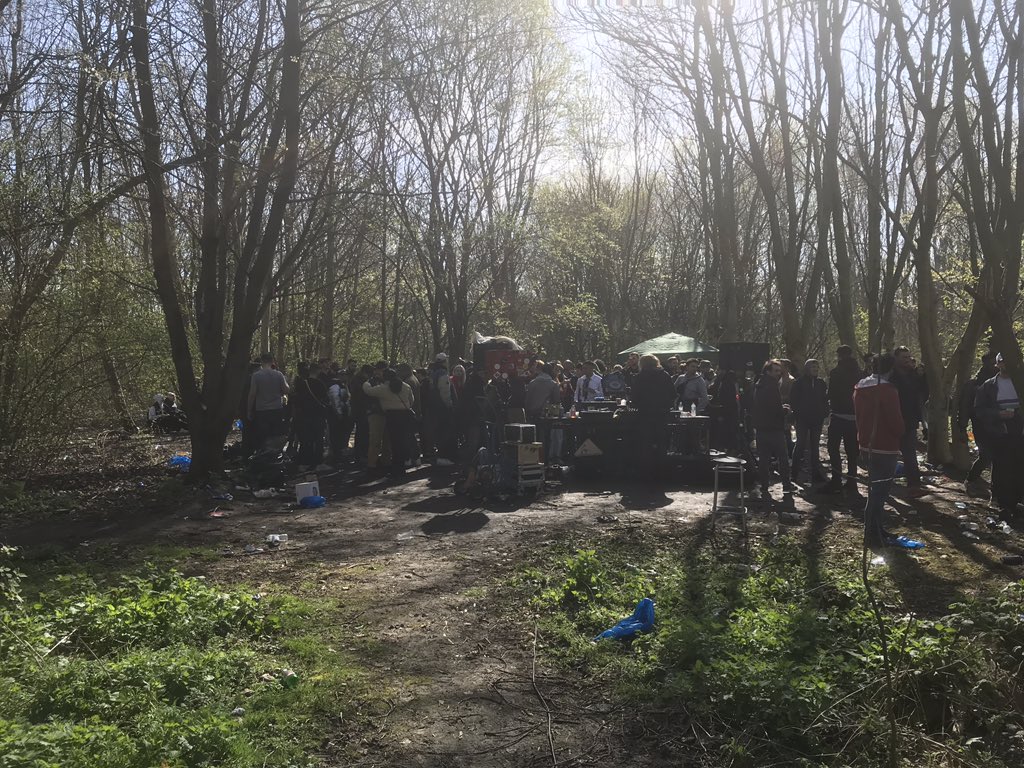 TM_Hackney's tweet photo. Unfortunately the rave going on right next to us was less concerned with the environment.
We persuaded some of the raves to bag up some of their rubbish.
#PlasticPopulation https://t.co/SMmWuHsnh8