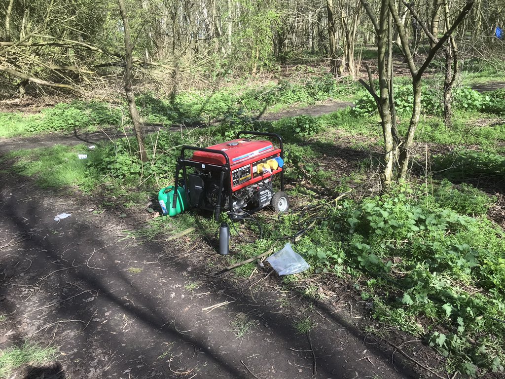 TM_Hackney's tweet photo. Unfortunately the rave going on right next to us was less concerned with the environment.
We persuaded some of the raves to bag up some of their rubbish.
#PlasticPopulation https://t.co/SMmWuHsnh8